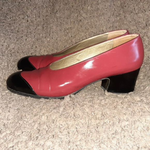 YVES SAINT LAURENT-Red Patent Leather Black Cap - Picture 2 of 7